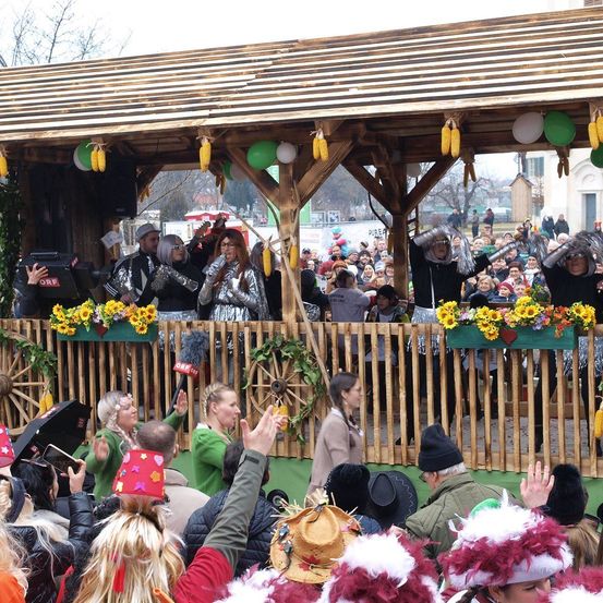 Bild enthält, Shelter, Adult, Female, Person, Woman, Flower Arrangement, Flower Bouquet, Carnival, People, Hat