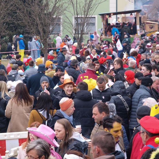 Bild enthält, People, Person, Cap, Hat, Crowd, Baseball Cap, Adult, Female, Woman, Face