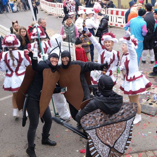 Bild enthält, People, Person, Costume, Child, Female, Girl, Adult, Male, Man, Jacket
