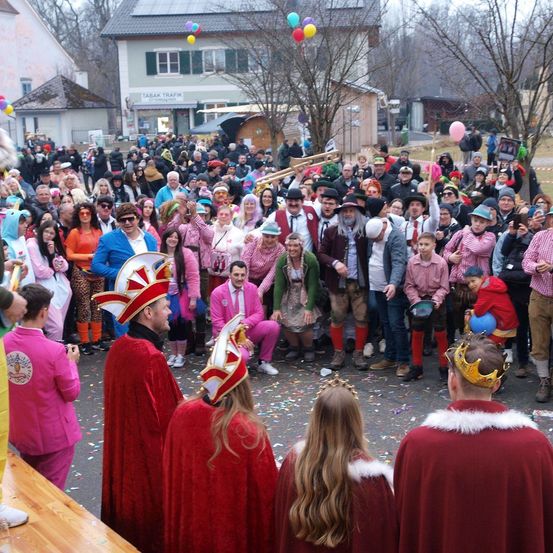 Bild enthält, People, Person, Child, Female, Girl, Adult, Woman, Male, Man, Jacket