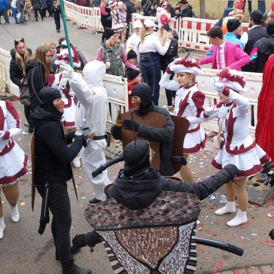 Bild enthält, People, Person, Adult, Female, Woman, Clothing, Footwear, Shoe, Face, Festival