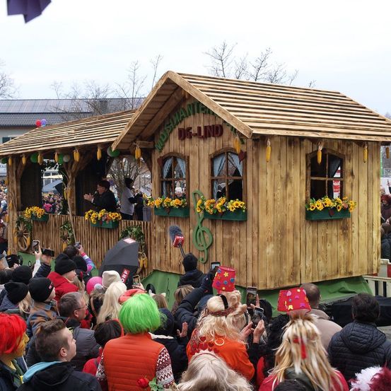 Bild enthält, Shelter, Adult, Female, Person, Woman, People, Crowd, Male, Man, Face