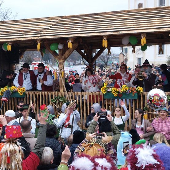 Bild enthält, People, Person, Carnival, Adult, Female, Woman, Male, Man, Helmet, Crowd