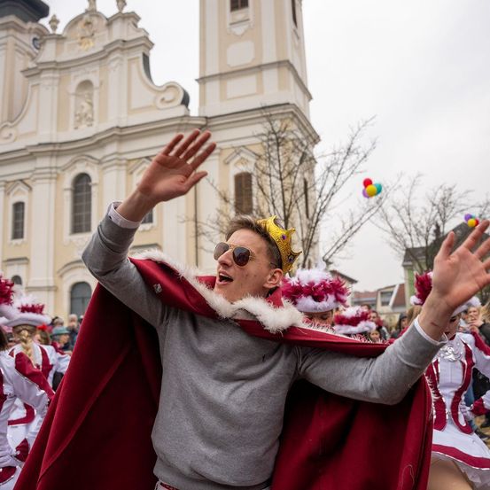 Bild enthält, People, Person, Portrait, Adult, Female, Woman, Shelter, Male, Man, City