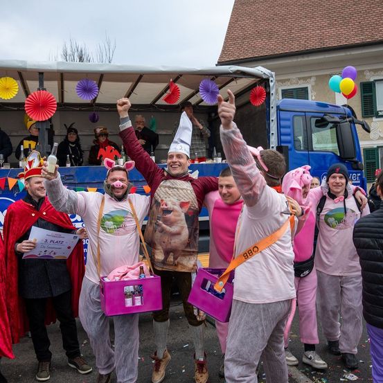 Bild enthält, People, Person, Celebrating, Adult, Female, Woman, Male, Man, Shoe, Face