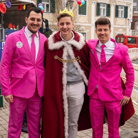 Bild enthält, Coat, Adult, Male, Man, Person, City, People, Bride, Female, Woman