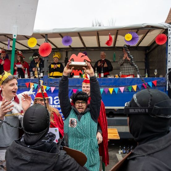 Bild enthält, Person, Adult, Female, Woman, Wheel, Face, Head, Parade, Car, Vehicle