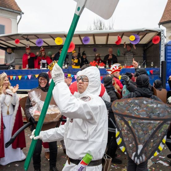 Bild enthält, Person, Adult, Female, Woman, Male, Man, Shoe, Festival, Jeans, Face