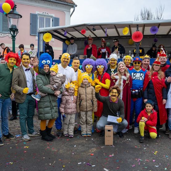 Bild enthält, People, Person, Shelter, Jeans, Adult, Male, Man, Female, Woman, Coat