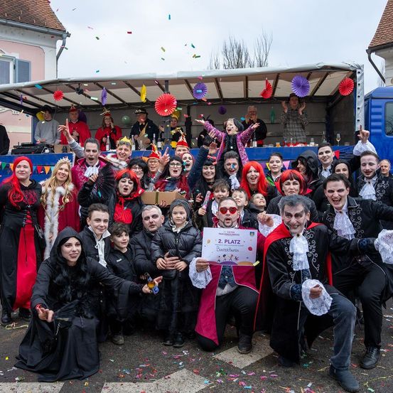 Bild enthält, People, Person, Jeans, Adult, Male, Man, Baby, Festival, Celebrating, Shoe
