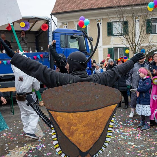 Bild enthält, People, Person, Adult, Female, Woman, Male, Man, Sunglasses, Celebrating, Glove