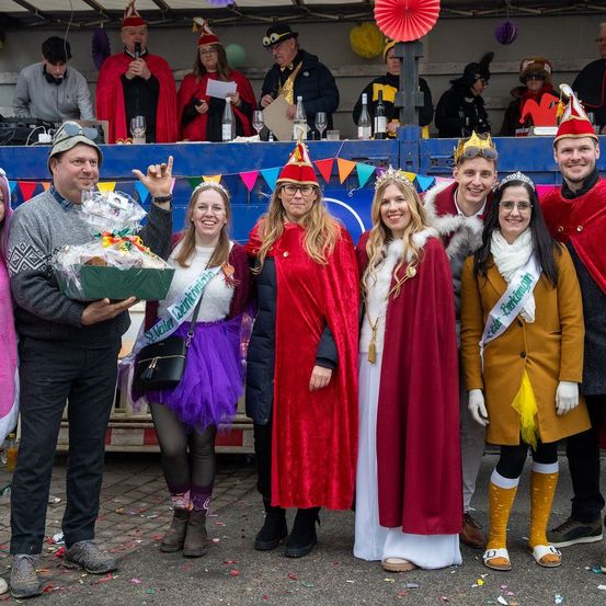Bild enthält, People, Person, Coat, Adult, Female, Woman, Male, Man, Bride, Groupshot