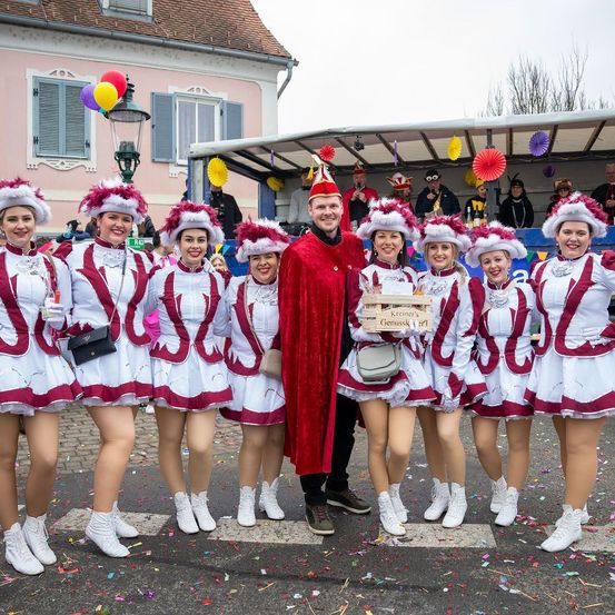 Bild enthält, People, Person, Adult, Female, Woman, Skirt, Jeans, Shoe, Face, Jacket