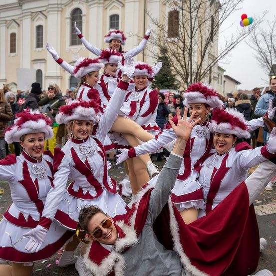 Bild enthält, People, Person, Celebrating, Clothing, Glove, Adult, Female, Woman, Face, Shoe