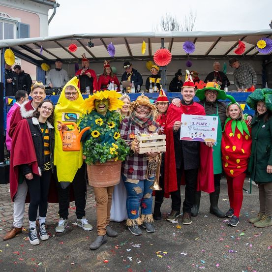 Bild enthält, Adult, Female, Person, Woman, Girl, Teen, People, Coat, Male, Man