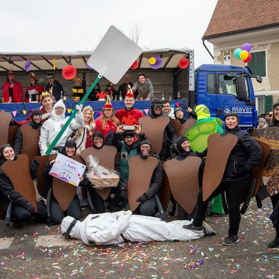 Bild enthält, People, Person, Adult, Female, Woman, Shelter, Parade, Coat, Face, Glove