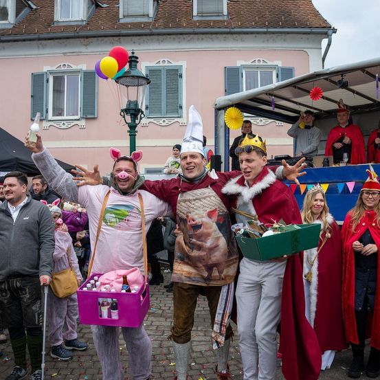 Bild enthält, People, Person, Adult, Female, Woman, Male, Man, Celebrating, Face, Glove