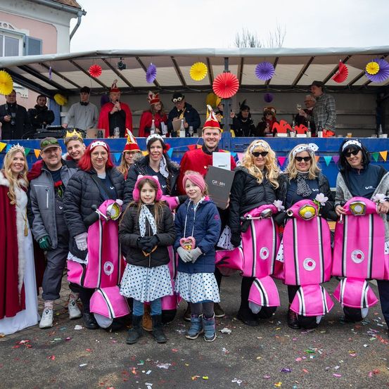 Bild enthält, People, Person, Adult, Female, Woman, Male, Man, Bride, Child, Girl