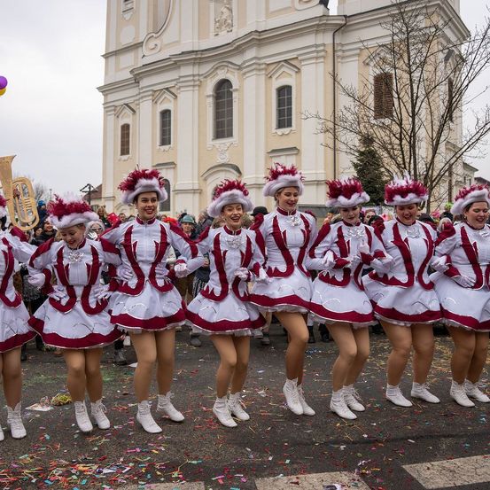 Bild enthält, People, Person, Adult, Female, Woman, Clothing, Footwear, Shoe, Balloon, Skirt