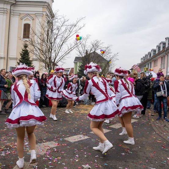 Bild enthält, People, Person, Jeans, Pants, Footwear, Shoe, Jacket, Balloon, Flash Mob, Parade