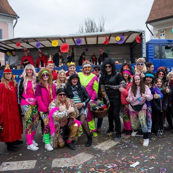 Bild enthält, People, Person, Adult, Female, Woman, Celebrating, Male, Man, Shelter, Shoe