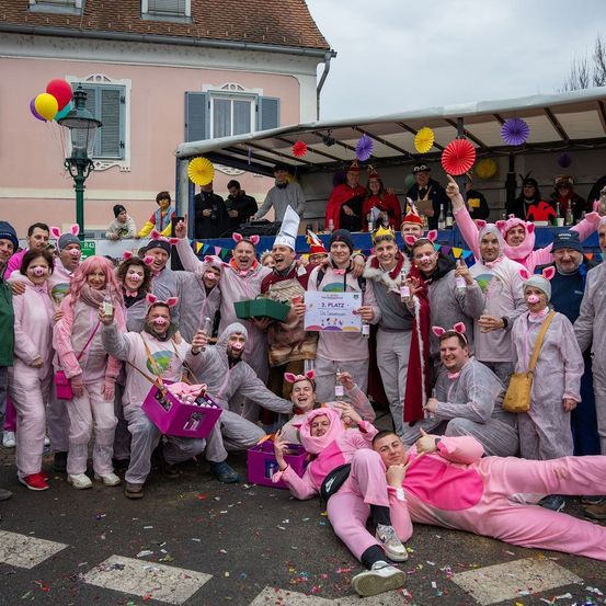 Bild enthält, People, Person, Celebrating, Adult, Female, Woman, Male, Man, Shoe, Shelter