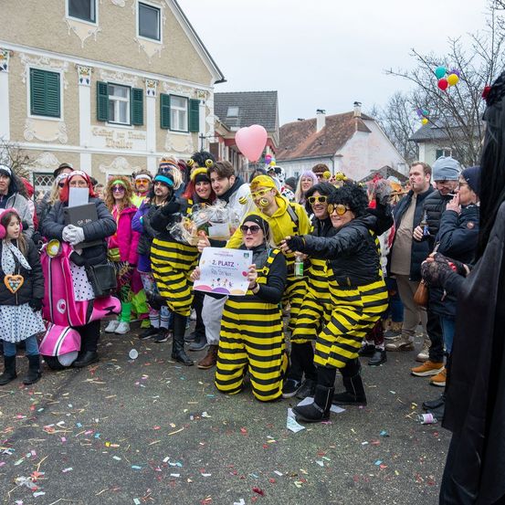 Bild enthält, Adult, Female, Person, Woman, Celebrating, People, Male, Man, Shoe, Festival