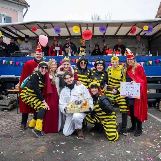 Bild enthält, People, Person, Adult, Male, Man, Female, Woman, Shoe, Festival, Face