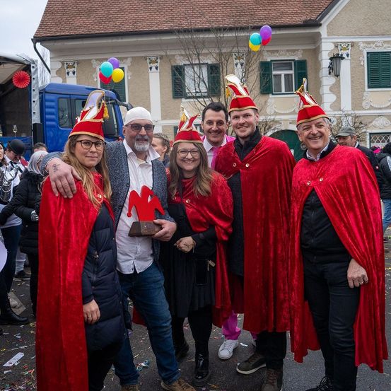 Bild enthält, People, Person, Adult, Male, Man, Jeans, Festival, Face, Coat, Shoe