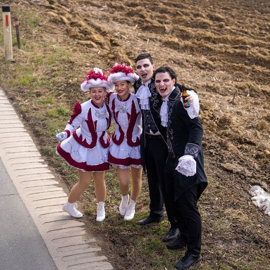 Bild enthält, Photography, Portrait, Costume, Path, Grass, People, Skirt, Shoe, Coat, Dress
