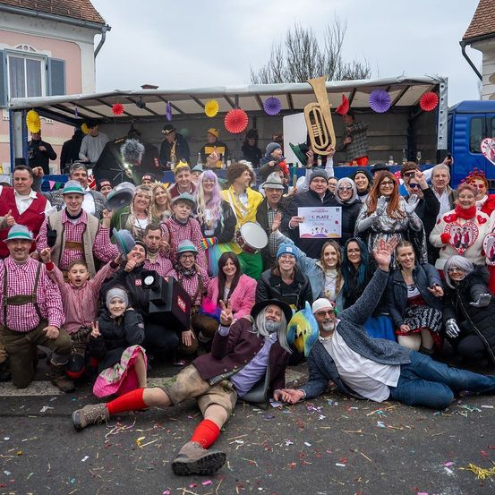 Bild enthält, People, Person, Shelter, Celebrating, Adult, Female, Woman, Shoe, Jeans, Man