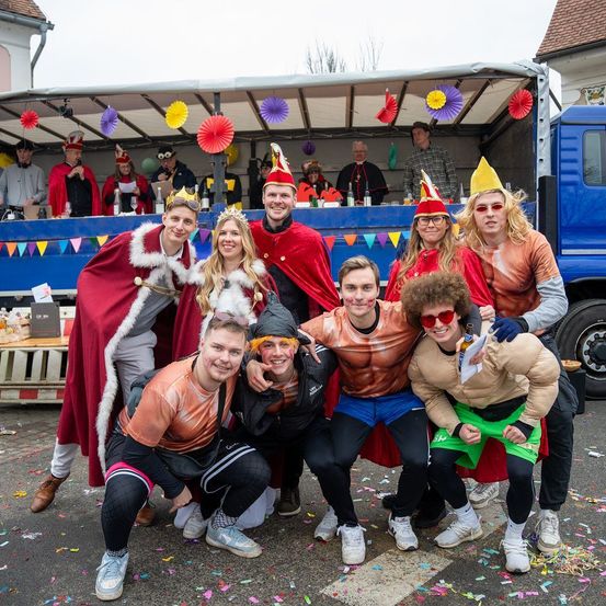 Bild enthält, People, Person, Glove, Adult, Male, Man, Female, Woman, Groupshot, Bride
