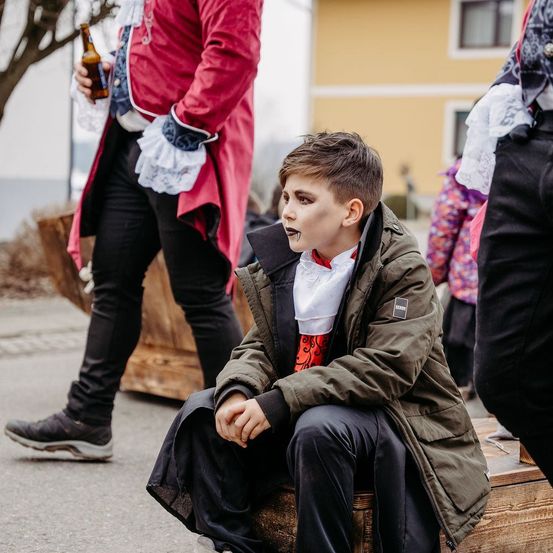 Bild enthält, Pants, People, Person, Coat, Jacket, Shoe, Head, Face, Jeans, Beer