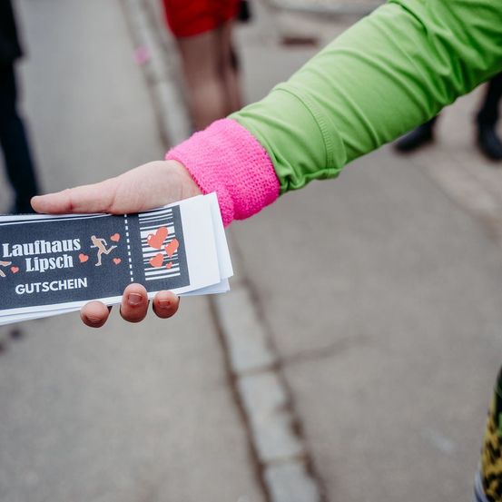 Bild enthält, Advertisement, Poster, Text, Paper, Body Part, Hand, Person, Finger, Business Card, Walking