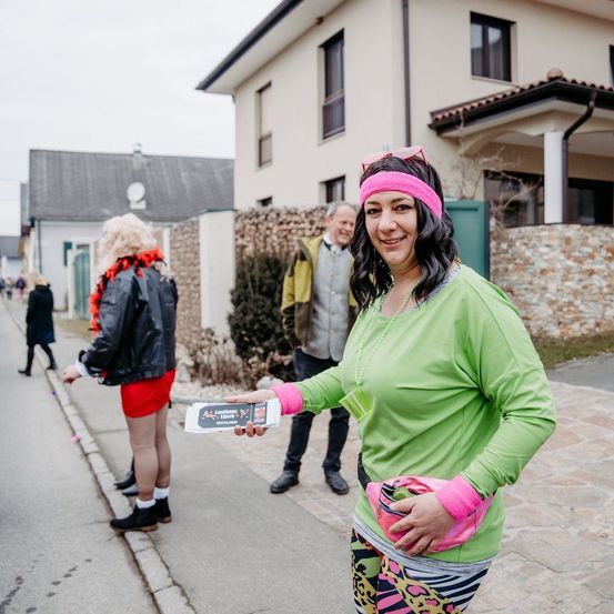 Bild enthält, Advertisement, Poster, City, Street, Urban, Neighborhood, Walking, Face, Head, Selfie
