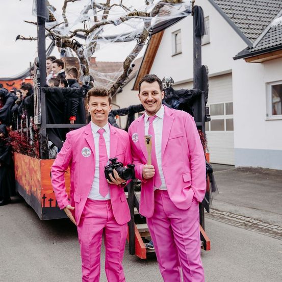 Bild enthält, Adult, Male, Man, Person, Wood, Clothing, Coat, Photography, Suit, Pants