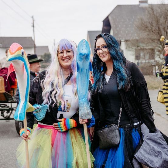 Bild enthält, Clothing, Costume, Person, Adult, Female, Woman, Hair, Face, Glove, Sock