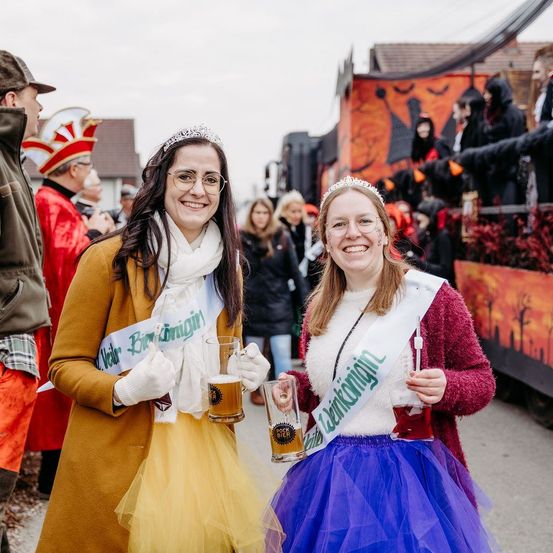 Bild enthält, People, Person, Adult, Male, Man, Female, Woman, Hoodie, Party, Beer