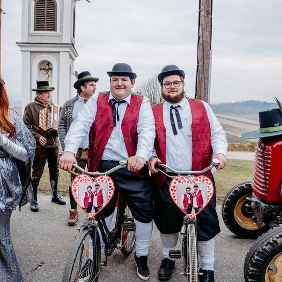 Bild enthält, People, Person, Portrait, Bicycle, Wheel, Adult, Male, Man, Pants, Shoe