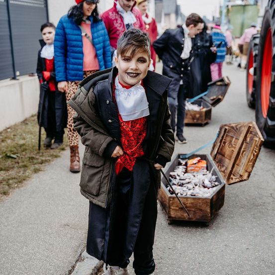 Bild enthält, Clothing, Coat, Boy, Child, Male, Person, Festival, Face, Head, Scarf