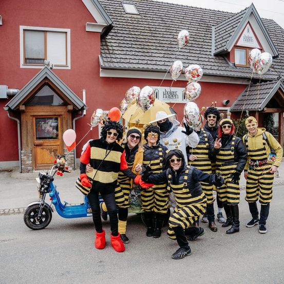 Bild enthält, People, Person, Adult, Female, Woman, E-scooter, Wheel, Festival, Glove, Shoe