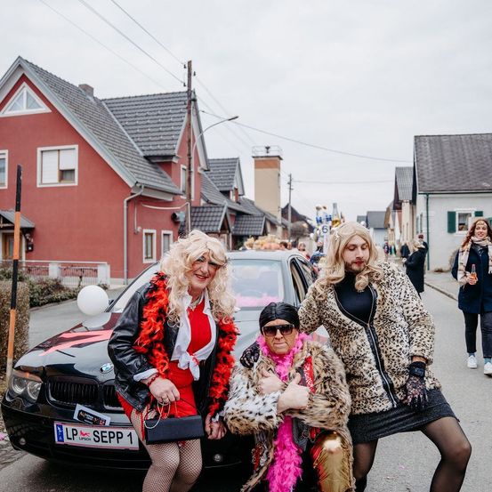 Bild enthält, Neighborhood, Adult, Female, Person, Woman, City, Street, Urban, People, Coat