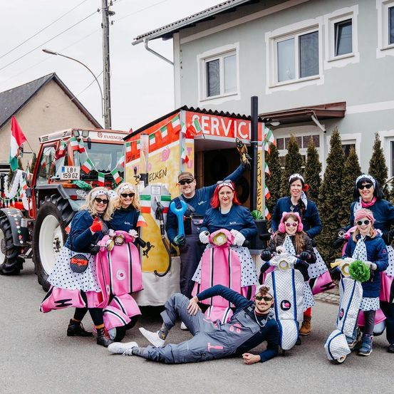 Bild enthält, Adult, Female, Person, Woman, People, Wheel, Glove, Shoe, Vehicle, Face