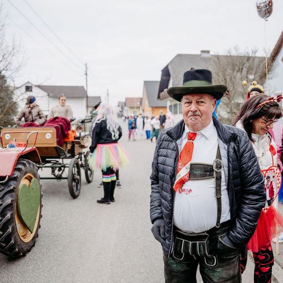 Bild enthält, Person, Photography, Portrait, Coat, Hat, Pants, People, Street, Adult, Man