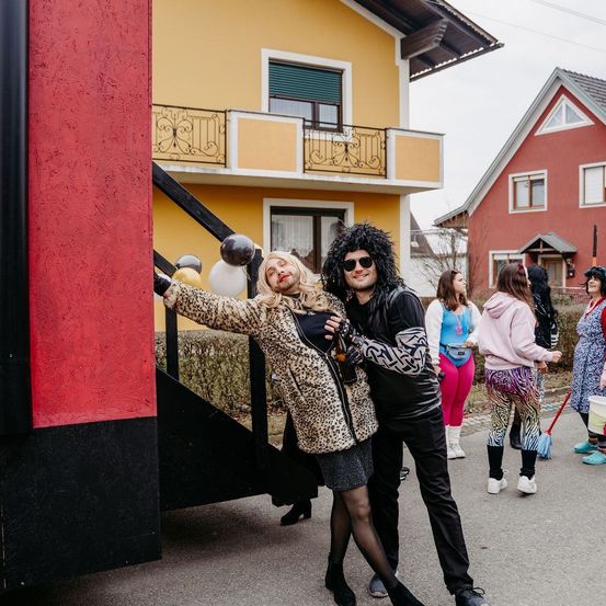 Bild enthält, People, Person, Adult, Female, Woman, Mace Club, Weapon, Clothing, Footwear, Shoe