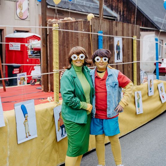 Bild enthält, Balloon, Person, Shorts, Coat, Jacket, People, Wheel, Face, Costume, Shoe