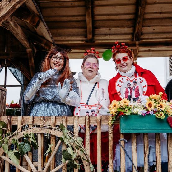 Bild enthält, Flower, Flower Arrangement, Flower Bouquet, Adult, Female, Person, Woman, People, Bride, Man