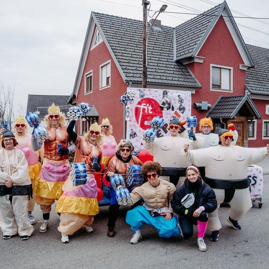 Bild enthält, Neighborhood, Shelter, Costume, Person, People, Portrait, Skirt, Street, Adult, Woman