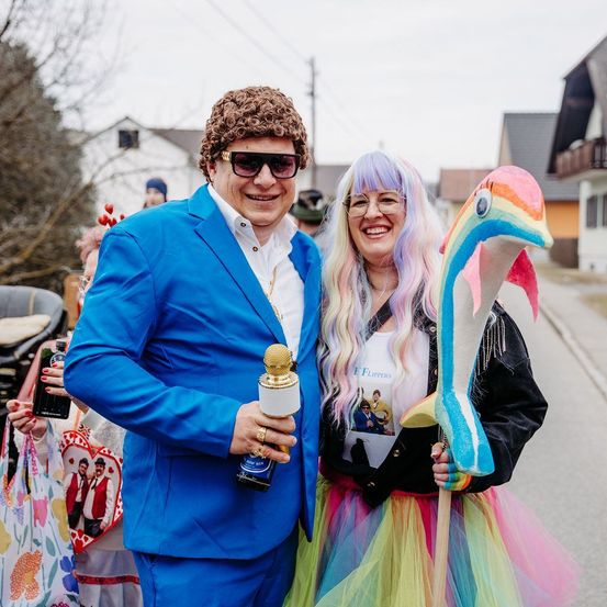 Bild enthält, Adult, Female, Person, Woman, Male, Man, Formal Wear, Wheel, Coat, Parade