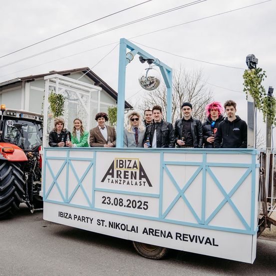 Bild enthält, People, Person, Machine, Wheel, Vehicle, Outdoors, Coat, Glasses, Nature, Tractor